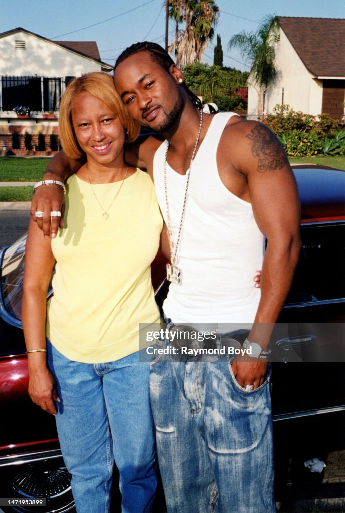 Tq Singer TQ poses for photos with his mother on location in Compton ...