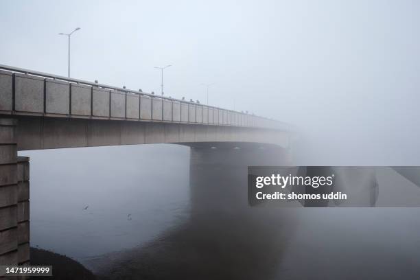 a cold foggy morning in london - bridge fog stock pictures, royalty-free photos & images