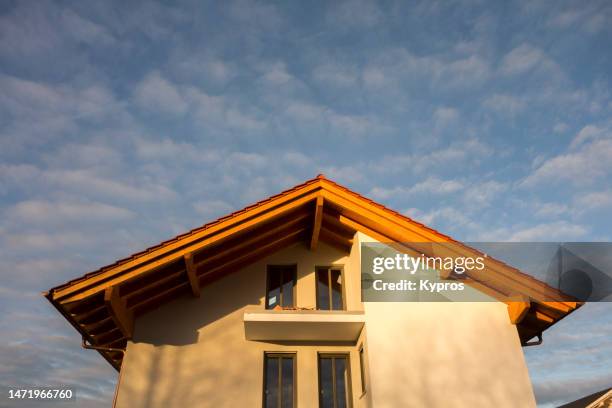 single family home - house - detached house stock pictures, royalty-free photos & images