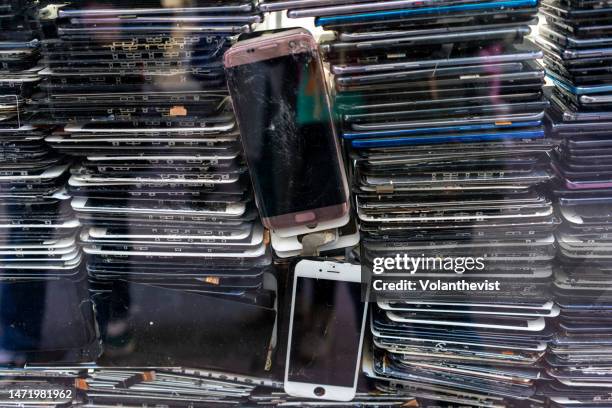 technology smartphone mobile waste recycle - grande gruppo di oggetti foto e immagini stock