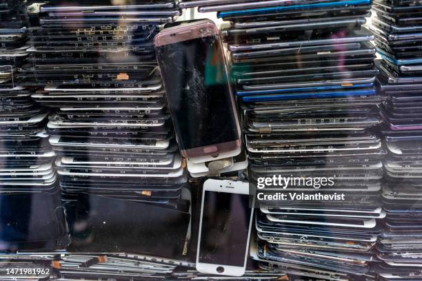 technology smartphone mobile waste recycle - elektronisch afval stockfoto's en -beelden