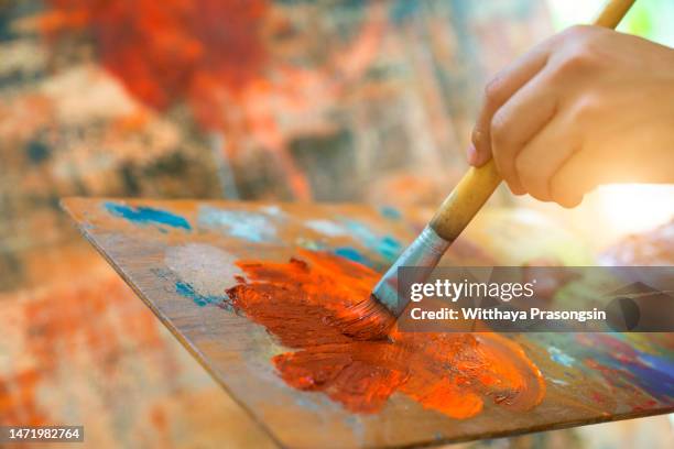 male artist works on abstract oil painting - schilderij stockfoto's en -beelden