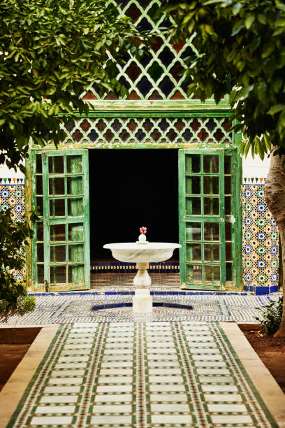 wide shot fountain and architectural detail in bahia palace marrakech - palais de la bahia photos et images de collection