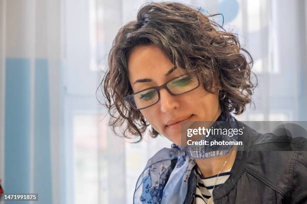 close-up woman portrait with glasses - só uma mulher de idade mediana imagens e fotografias de stock