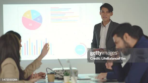 meeting of collaboration session in office. - virtual reality simulator presentation stockfoto's en -beelden