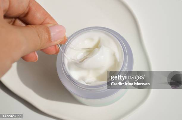 skin care face cream, moisturizer, lotion - küchenspatel stock-fotos und bilder