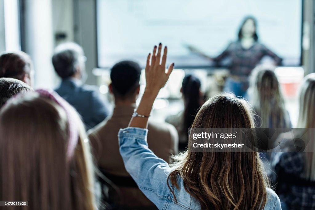 Rückblick auf kreative Frauen, die eine Frage zur Bildungsveranstaltung im Büro stellen.