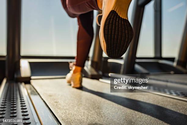 gros plan d’un athlète méconnaissable courant sur tapis roulant dans une salle de gym. - club de remise en forme photos et images de collection