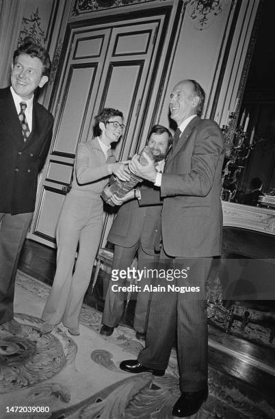 Le président de la République a remis le prix Louis Liotard à l’équipe des vulcanologues alsaciens VULCAIN conduite par Maurice Krafft et son épouse...