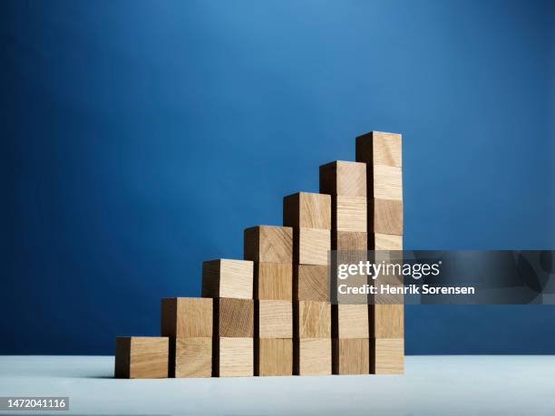 stairs of wooden bricks - bloque de madera fotografías e imágenes de stock