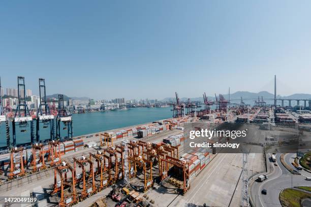 hong kong international container terminal during sunrise - sporthandel stock-fotos und bilder