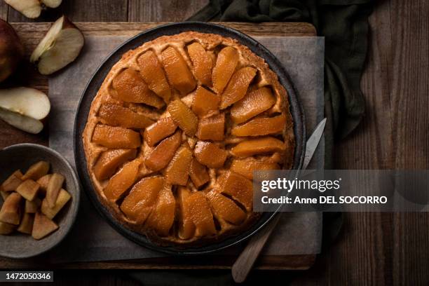 apple tatin pie with caramel - tarte tatin stock-fotos und bilder
