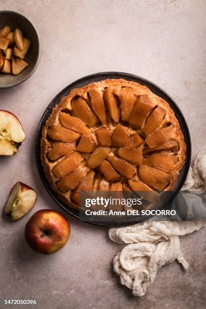 apple tatin pie with caramel - tarte tatin stock-fotos und bilder