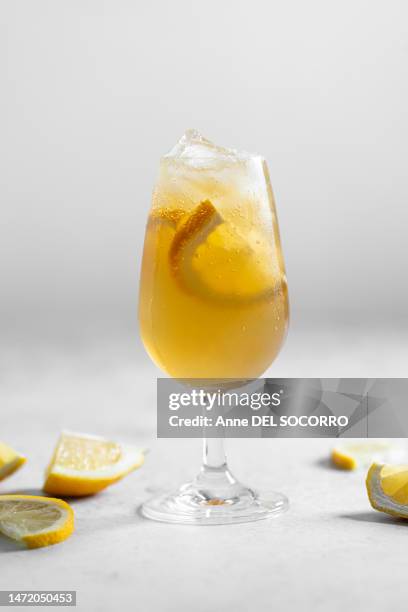 homemade fresh sparkling kombucha lemon drink with ice - kombucha ストックフォトと画像