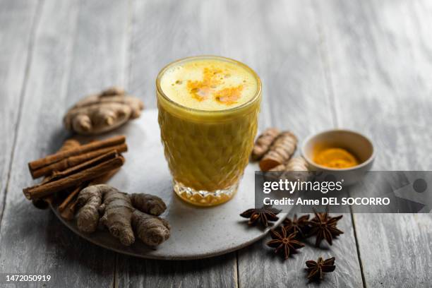 spice golden latte drink turmeric cinnamon ginger honey - curcuma photos et images de collection