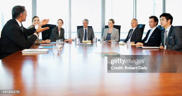 geschäftsleute treffen am tisch im konferenzraum - formelle geschäftskleidung stock-fotos und bilder