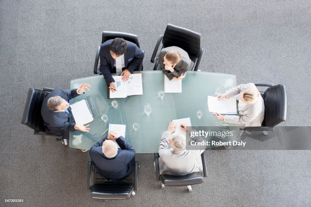 Negócios pessoas meting à mesa na Sala de Conferência