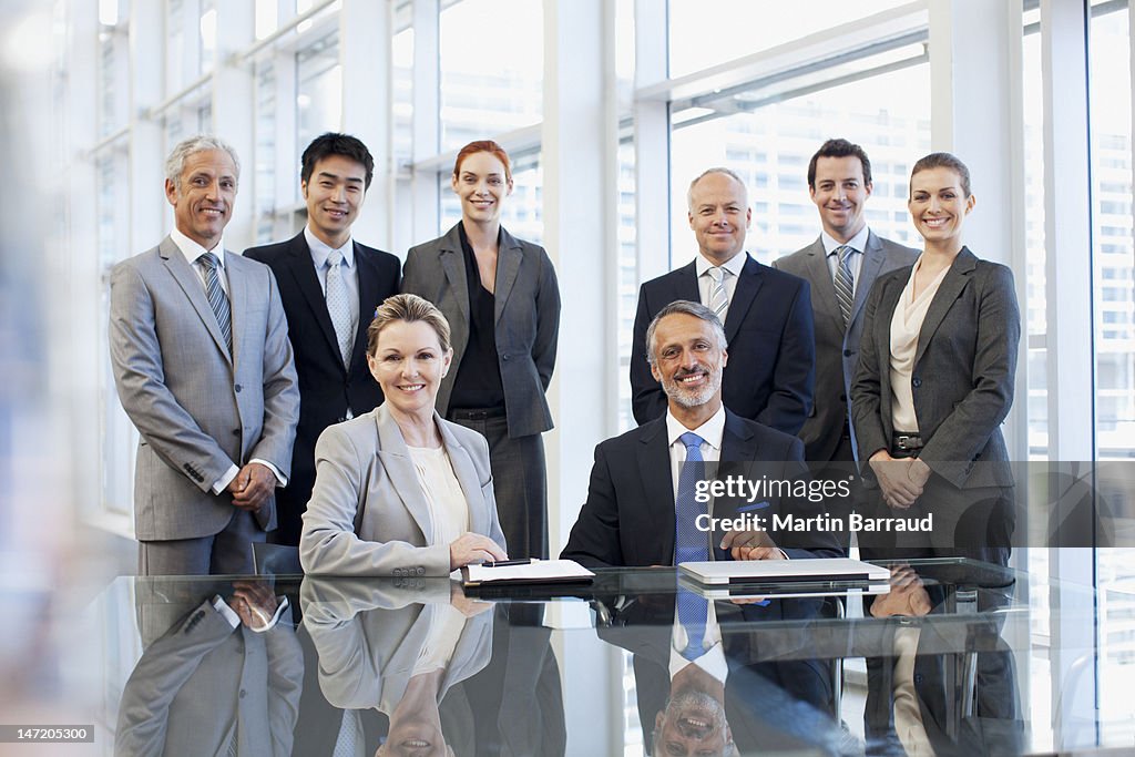 Retrato de sorrindo negócios pessoas na sala de conferências