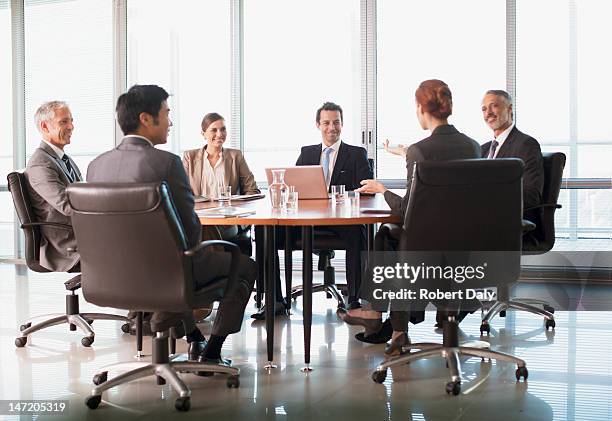 reunião de pessoas de negócios na mesa na sala de conferência - fato completo imagens e fotografias de stock
