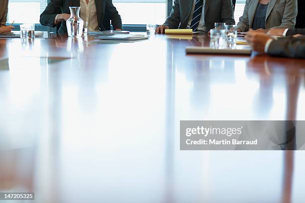 business persone incontro al tavolo in una sala conferenze - notepad white table foto e immagini stock