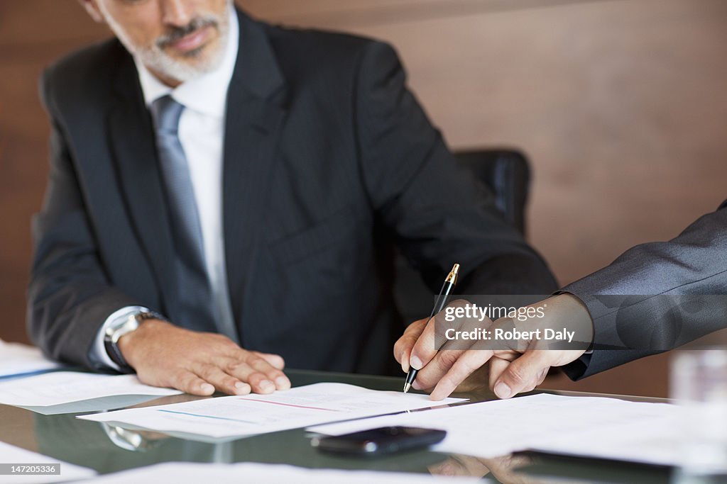 Geschäftsleute Unterzeichnung Papierkram