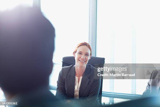 ビジネスウーマンの肖像画の笑顔でのミーティング - ビジネスフォーマル ストックフォトと画像