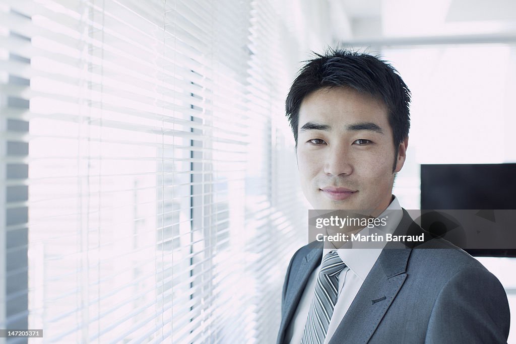 Retrato de hombre de negocios seguros en la ventana