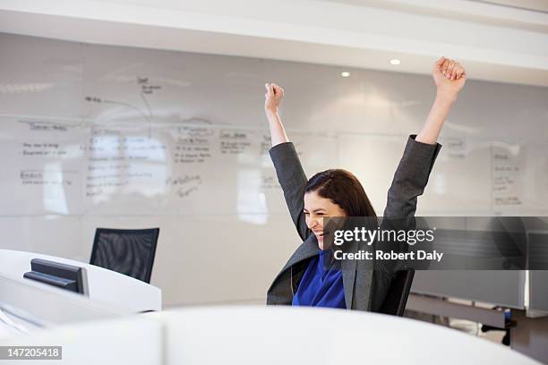 enthousiaste femme d'affaires avec les bras dans le bureau - champion bureau photos et images de collection