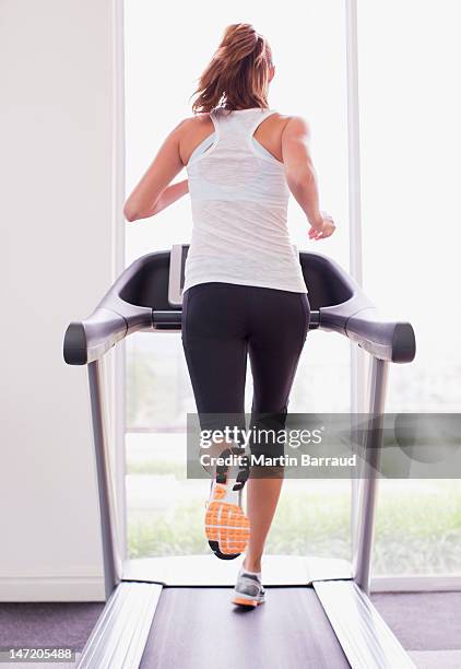 mulher correndo na esteira - treadmill - fotografias e filmes do acervo