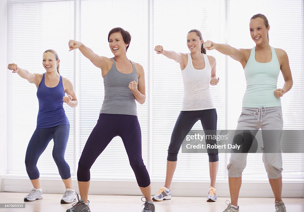 Souriant femmes en cours de gymnastique