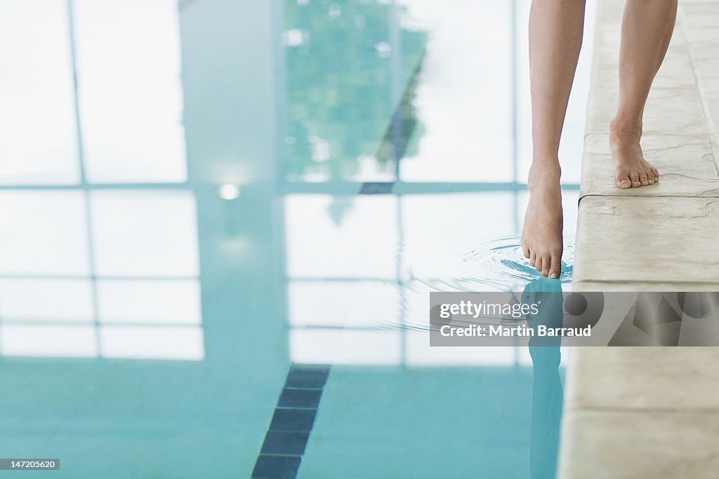 Frau Dip Fuß in Swimmingpool