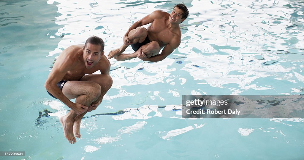 Männer, die Bombe Tauchgänge in Swimmingpool