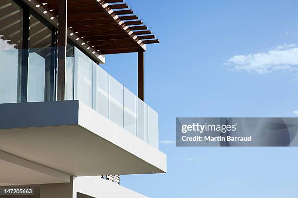 balcón en casa moderna de vidrio - balcon fotografías e imágenes de stock