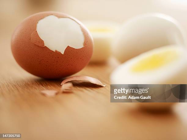 hard-boiled brown eggs - hard boiled eggs stock-fotos und bilder