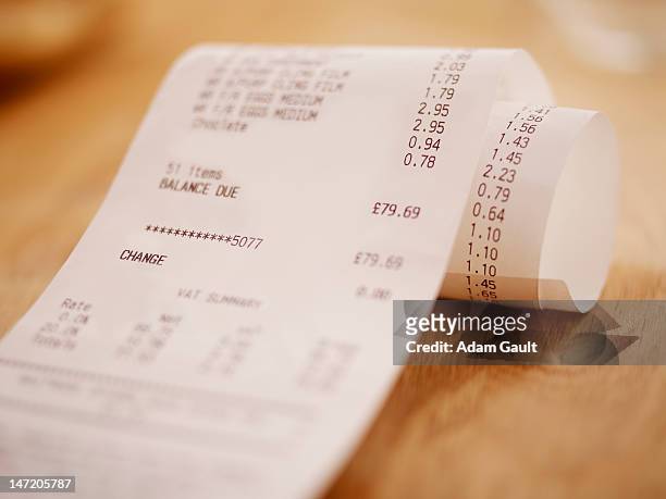 close up of grocery receipt - bonnetje stockfoto's en -beelden