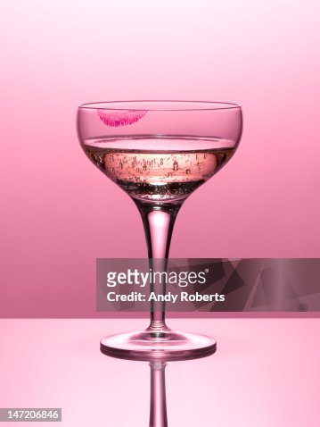 Enumerate Hare Stillehavsøer 496 Lipstick On Wine Glass Stock Photos, High-Res Pictures, and Images -  Getty Images