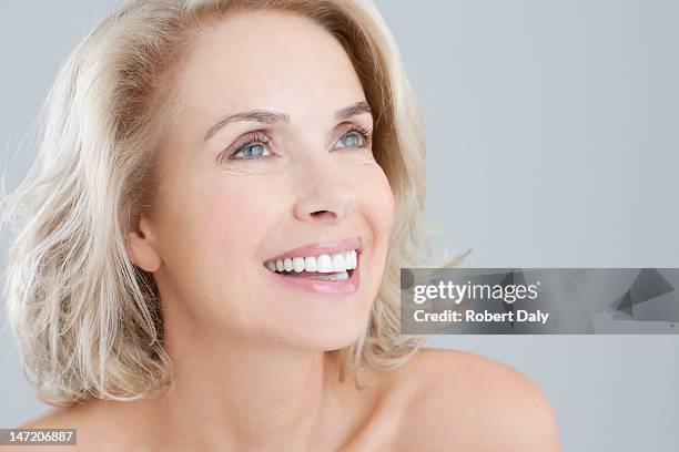 portrait de femme souriant nus poitrine - beautiful bare women photos et images de collection