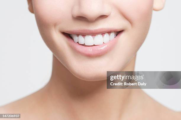 close up of smiling woman's mouth - toothy smile 個照片及圖片檔