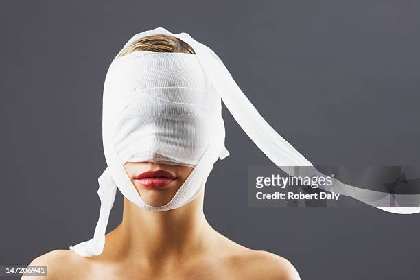 bandage sur la tête de femme - chirurgie esthétique photos et images de collection