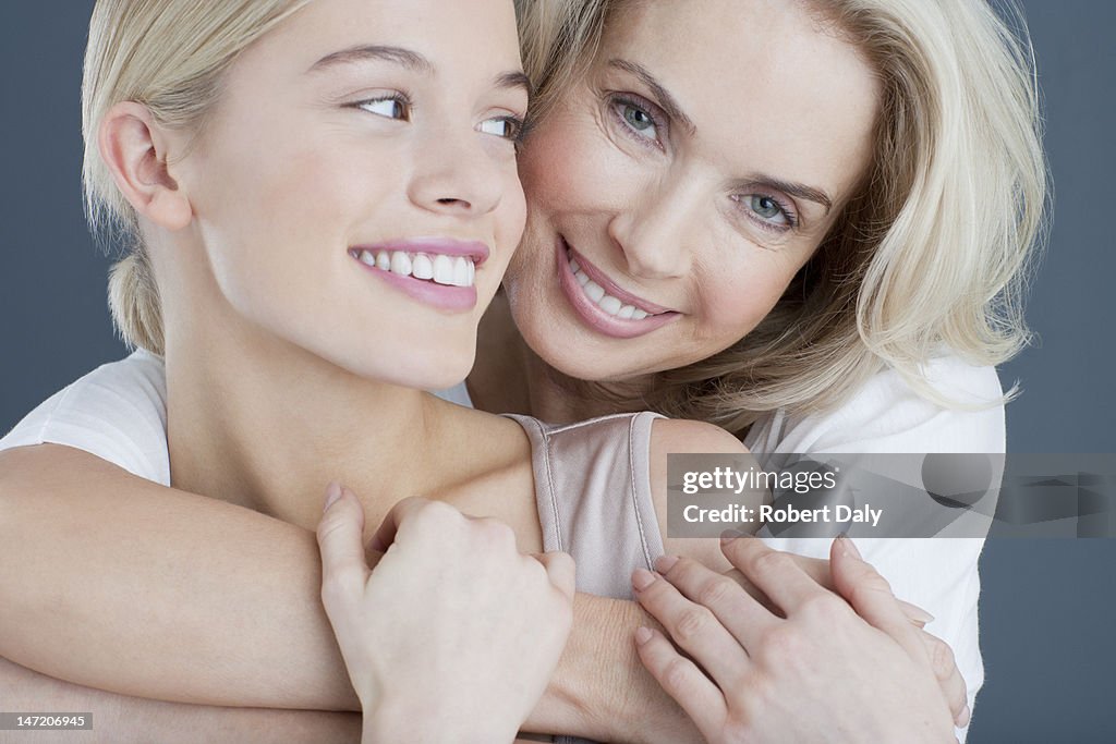 Nahaufnahme Porträt von lächelnden Mutter und Tochter umarmen