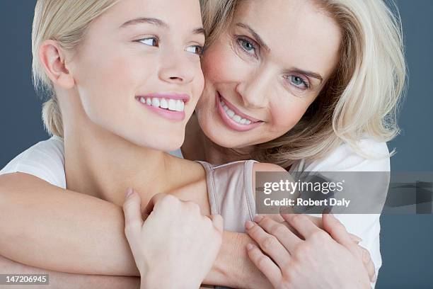 primer plano sonriendo retrato de madre e hija, que abrazan - madre e hija belleza fotografías e imágenes de stock