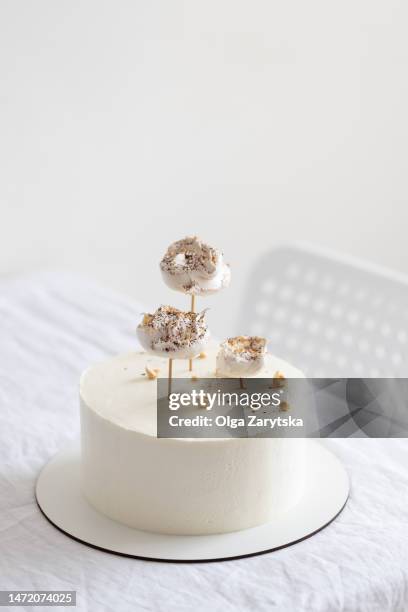 cake decorated with meringues against white background. - gateau anniversaire fond blanc photos et images de collection