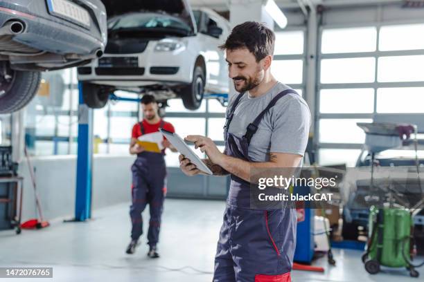 automotive technicians at the service station - oficina imagens e fotografias de stock