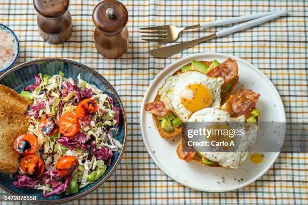 avocado egg bacon toast - setzei stock-fotos und bilder