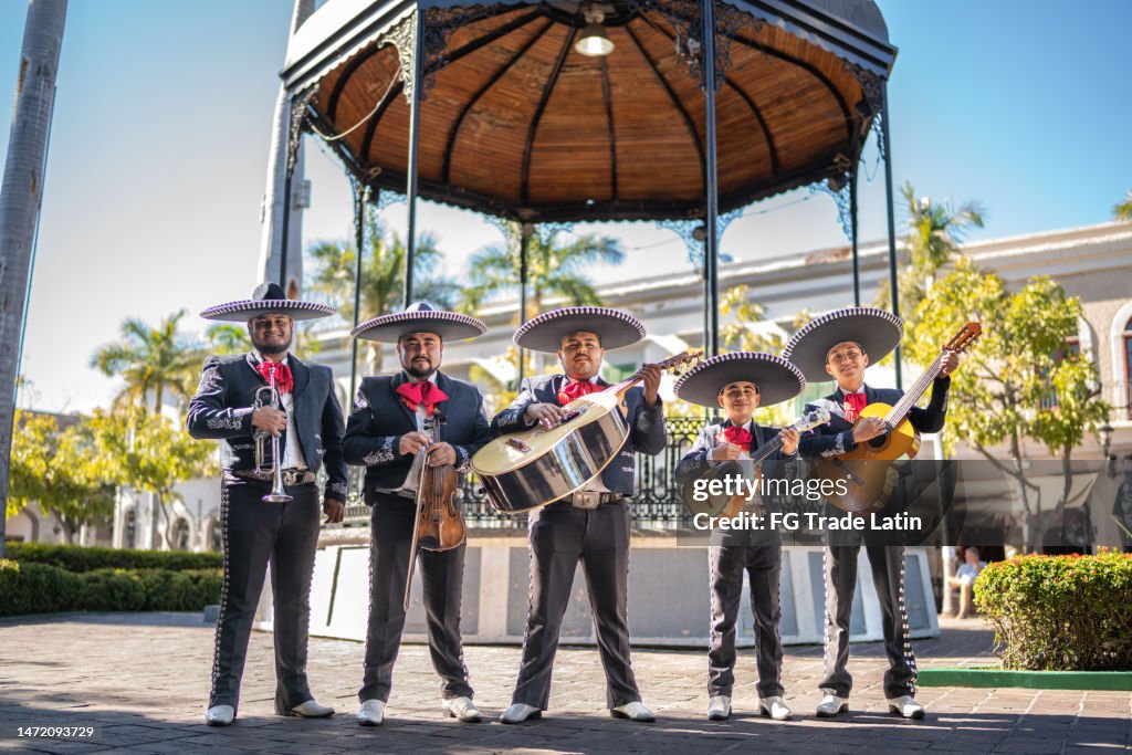 Retrato del grupo de mariachis tradicionales en el distrito histórico