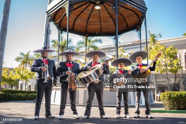 retrato del grupo de mariachis tradicionales en el distrito histórico - mariachi fotografías e imágenes de stock
