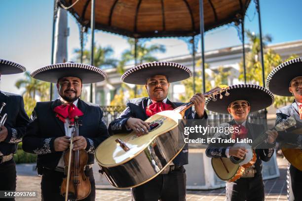 porträt einer gruppe traditioneller mariachis in der altstadt - mazatlan stock-fotos und bilder