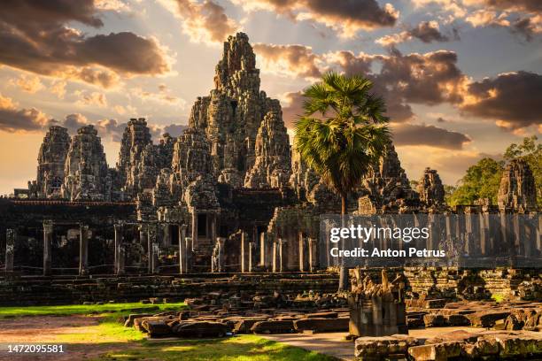 bayon temple in angkor thom at sunset, siem reap, cambodia - angkor wat stock-fotos und bilder