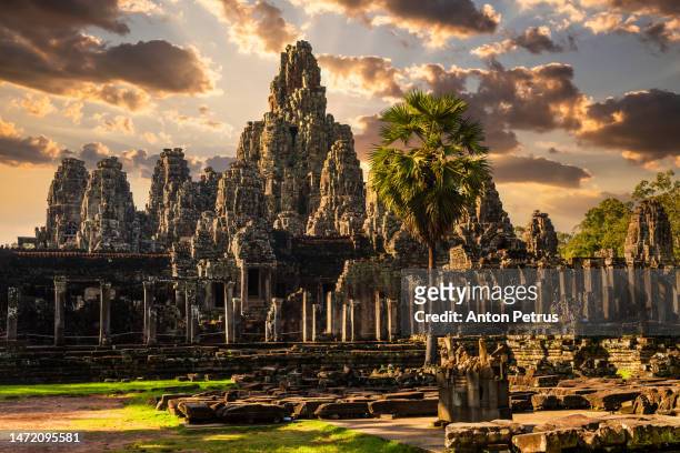 bayon temple in angkor thom at sunset, siem reap, cambodia - angkor thom fotografías e imágenes de stock