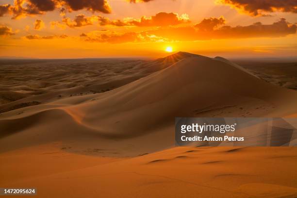 sand dunes in the desert at sunset. rub' al khali desert - dubai desert stock-fotos und bilder